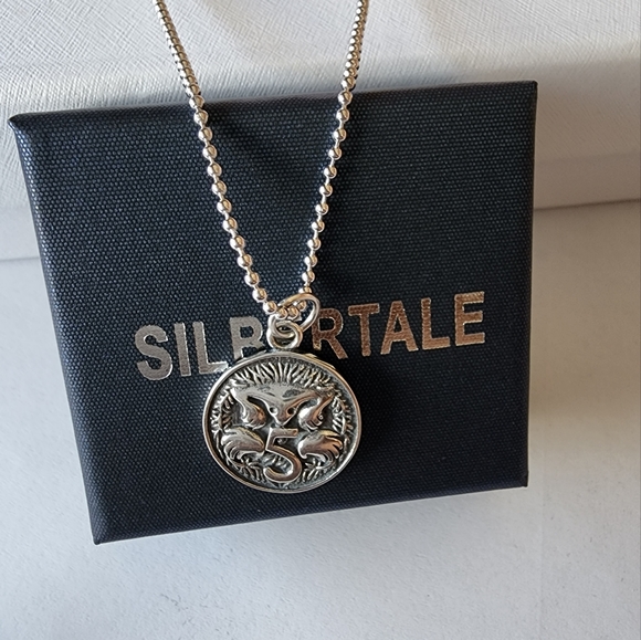 VINTAGE STYLE QUEEN Elizabeth II Silver Coin Necklace - Picture 4 of 6